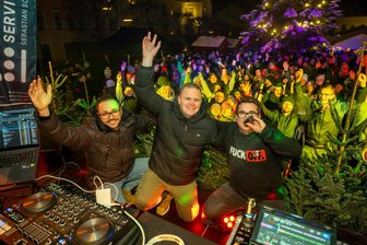 1000 Tänzer erwartet: Treuen wird zum winterlichen Party-Hotspot im Vogtland - Mugge auf dem Treuener Marktplatz 2023 mit Sebastian Söllner (Mitte). Aufgelegt hatten die DJs White, Gadöllni und Sound-By-Style. Diesen Freitag erwarten die Party-Macher um die 1000 Gäste.