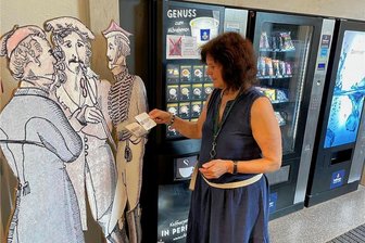 1000 Tage nach Eröffnung: Uni-Bibliothek holt großes Einzugsfest nach - Dort, wo früher Charlie Chapin stand, mahnen jetzt drei Gelehrte Sauberkeit auf den Arbeitsplätzen der Bibliothek an.
