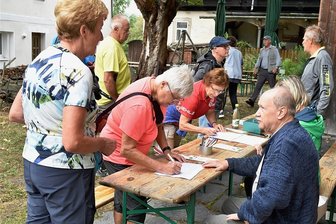 107 Wanderer auf zwei Touren um Bad Brambach unterwegs - Start und Ziel zur 3. Bad Brambacher Wanderung "Natur und Geschichte" war am Heimatmuseum.