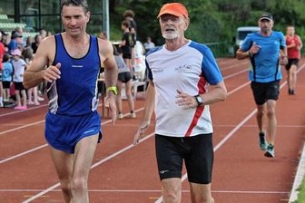 108 Läufer schließen Serie ab - Ringo Straßburg von Blau-Weiß Auerbach (links) wurde Gesamtsieger der Männer. 