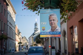11.000 Einwohner, aber nur ein Bewerber: Weshalb tritt in Erzgebirgsstadt niemand gegen den OB an? - Wahlvorschläge können von Parteien, Wählervereinigungen und Einzelbewerbern eingereicht werden, wobei Letztere in Stollberg entsprechend der gesetzlichen Regelungen 80 Unterstützungsunterschriften bringen müssen. Am 3. November tritt allein Marcel Schmidt (FWU) an.