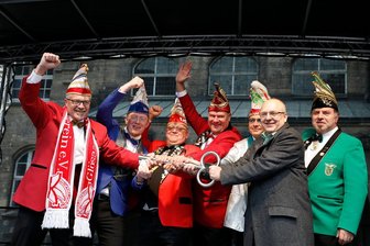 11.11 Uhr: Narren übernehmen das Chemnitzer Rathaus - Bürgermeister Sven Schulze übergab den Schlüssel zum Chemnitzer Rathaus nur widerwillig.