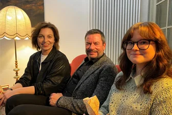 11. Auflage des Plauener Lesereigens: Schmökersofa lockt wieder viele in die Wohnzimmmer - Schauspielerin Claudia Lüftenegger, Intendant Dirk Löschner und Laienleserin Florentine Schott (18) saßen auf dem Sofa.