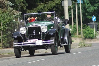 11. August-Horch-Klassik: Stempelstelle in Lengenfeld - Entlang der Tour sind die Oldtimer ein echter Blickfang.