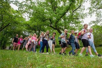 11. Sächsischer Wandertag in Plauen eröffnet - Die dritte Klasse der Herbart-Grundschule wurde von Wanderführer Michael Hendel begleitet, der den Jungen und Mädchen Wissenswertes über Natur und Umgebung vermittelte.