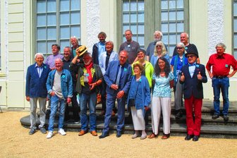 11. Triennale im Greizer Satiricum: Künstler können sich bewerben - Gruppenbild von Teilnehmern der Triennale-Eröffnung im Jahr 2021.
