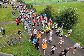 11. Volksbank-Firmenlauf im Vogtland mit Rekordbeteiligung gestartet - Der Start zum Firmenlauf erfolgte diesmal oberhalb des Stadionrunds.