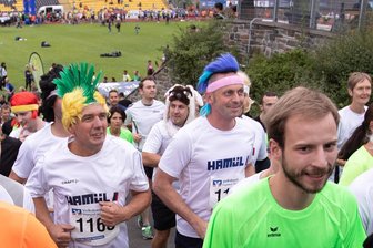 11. Volksbank-Firmenlauf im Vogtland vor Rekordbeteiligung: Was Läufer und Besucher vor dem Start wissen sollten - Der Firmenlauf ist stets ein Event guter Laune. Einige Firmen lassen sich immer etwas Besonderes einfallen. Das Unternehmen Hamül trat 2022 mit farbigen Perücken an.