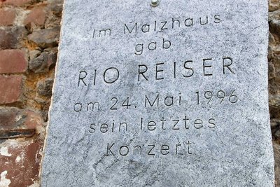 An das letzte Konzert Rio Reisers erinnert eine Tafel neben dem Eingang zum Malzhaus. 