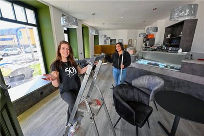 Inhaberin Julia Ahnert (links) und Mitarbeiterin Susan Chahin bei den letzten Arbeiten vor der Eröffnung des Cafés "Breaks". In wenigen Tagen soll es losgehen. 
