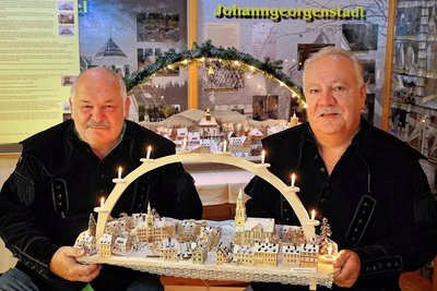 Bei den letzten Aufbauarbeiten für die Sonderschau wurde Museumsleiter Detlef Friedrich (r.) auch von Fördervereinsmitglied Edgar Lauber unterstützt. Hier halten sie gerade den Schwibbogen "Eibenstock". 