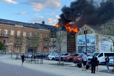 Am Abend des 2. Mai ist das Feuer im sogenannten Uhrenhaus des Altbaukomplexes ausgebrochen. Ursache waren vermutlich die laufenden Bauarbeiten.