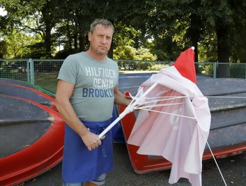 Der Betreiber der Gondelstation, Falko Hirsch, mit einem zerbrochenen Sonnenschirm. Dieser wurde von den Tätern als Paddel benutzt.