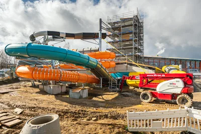 Die Montage der neuen Rutschen am Aqua Marien hat begonnen.