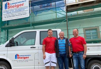 Das Baugeschäft Steiger Oederan feiert in diesen Tagen sein 90-jähriges Bestehen. Hier drei Generationen Steiger - Marcus, Hermann und Ralf (v. l.) - vor ihrer derzeit größten Baustelle, dem Rathaus. 
