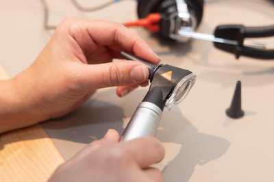 Eines der wichtigen Arbeitsmittel der Hörakustikerin ist das Otoskop. Es dient der Untersuchung des äußeren Gehörgangs und des Trommelfells.