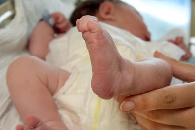 Das Baby-Begrüßungsgeld gibt es in Zwickau in Wahrheit erst in voller Höhe nach der U7-Untersuchung im Alter von zwei Jahren.