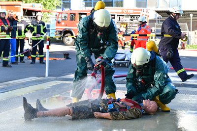 Die Attrappe für eine verunfallte Person wurde von chemischen Substanzen gereinigt. 