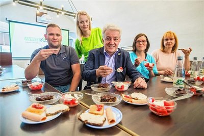 Mitarbeiter Patrick Renner, Kerstin Mayer vom Fitnesspark Aue, Geschäftsführer Henry Sobieraj, Mitarbeiterin Nancy Völker und Betriebskrankenschwester Betti Bischoff-Meisel lassen es sich schmecken.