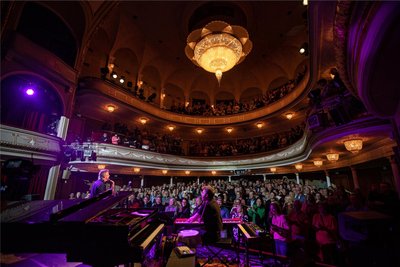 Jubel unterm Kronleuchter: Saxophonist Antonio Lucaciu und Sascha Stiehler am Piano wickelten das Publikum um die Finger.