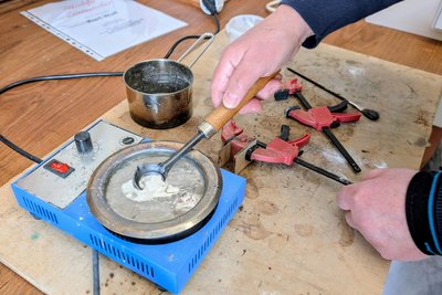 Das Zinn hat beim Gießen eine Temperatur von 350 Grad Celsius.
