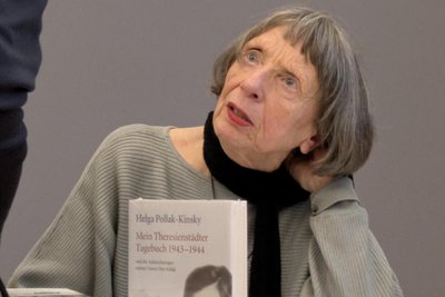 Hannelore Brenner-Wonschick mit ihrem Buch über Helga Pollak-Kinsky.