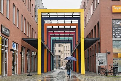 Die Farbbügel an der früheren Schmidtbank-Passage sind ebenso ein Entwurf Dietels wie die vorgelagerten Pavillons. 