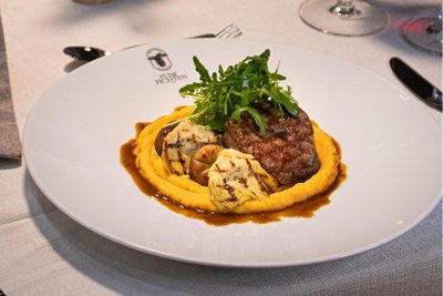 Das neue Restaurant „Fünf Fichten“ setzt auf gehobene Küche wie Rinderfilet auf Rucola mit Süßkartoffelpüree, Champignons und Artischocken.