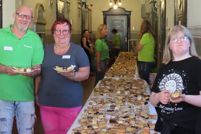Organisierten die 1. Kuchenmeile in Werdau mit: Jens und Marlies Lohse mit Enkelin Nele.