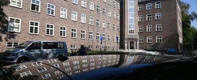 Vor dem Landgericht in Chemnitz ist ein Carportbrand vom November 2020 in Hartmannsdorf verhandelt worden. Ein 44-Jähriger war in erster Instanz zu zwei Jahren und drei Monaten Gefängnis verurteilt worden. Dagegen hatte er Berufung eingelegt. 