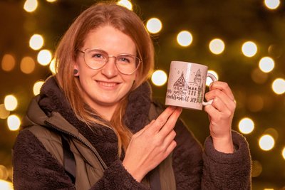 Wiebke Knüpfer aus Plauen hat die Weihnachtsmarkttasse 2023 entworfen. Dieses Jahr wird das Motiv für 2024 gesucht.