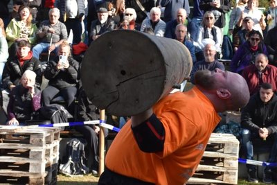 Gewichte über Kopf stemmen, die eine ungewöhnliche Form und Grifftechnik haben – auch das gehört zum Kraftsport, den der Schneeberger betreibt.