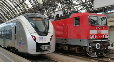 Einer der neuen Alstom-Züge neben einer E-Lok der Baureihe 143. Die "Silberpfeile" machen derzeit Ärger. 