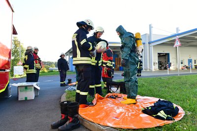 Die Kameraden übten zudem den Einsatz mit Gefahrstoff/Säurebehälter. 
