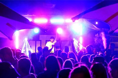 Als DJ Zarr zu später Stunde auflegte, war die Tanzfläche am Börnichener Jugendclub prall gefüllt.