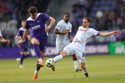 Der FC Erzgebirge Aue, hier mit Angreifer Ricky Bornschein (links) im Zweikampf gegen Jannik Müller, trennte sich vom VfL Osnabrück mit 0:0.
