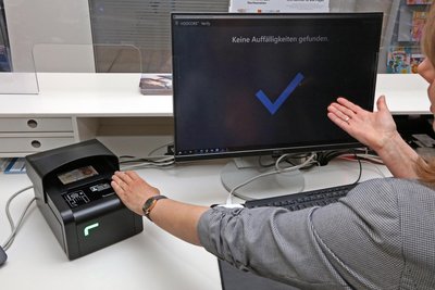 Das Ausweis-Prüfgerät hat in zwei Jahren fünf Fälschungen entdeckt. Es soll jetzt doch bleiben.