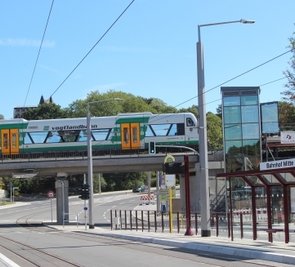 Ein 20-Jähriger nahm am Bahnhof Mitte Steine aus dem Gleisbett und schmiss sie auf Autos und eine Fußgängerin. 