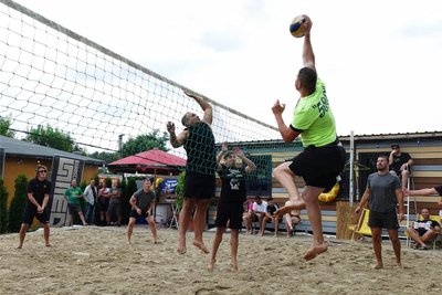 Acht Stunden lang kämpften zwölf Teams beim Beachvolleyballturnier um den Sieg.