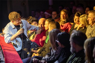 Sascha Stiehler trägt Anastasia ein Weihnachtsgedicht vor.