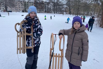 Elisa und Anouk auf ihrer Hauspiste am Gerhart-Hauptmann-Platz.