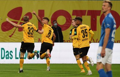Die Dresdner Christoph Daferner (l-r), Torschütze Heinz Robert Mörschel, Julius Kade und Ransford-Yeboah Königsdörffer bejubeln die 1:0-Führung, rechts der Rostocker Thomas Meißner. 