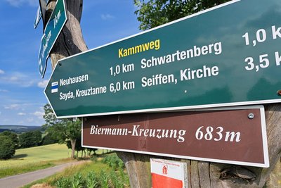Mit dem Anwandern am Kammweg beginnt am 1. Mai in Neuhausen und Olbernhau/Grünthal die Frühjahrswanderwoche 2026.