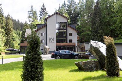 Das neue Luxushotel „Das Erz“ liegt abgeschieden in einem Waldgebiet zwischen Crottendorf und Markersbach. Das Ursprungsgebäude war in den 1970er-Jahren als Stasi-Genesungsheim errichtet worden