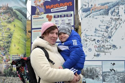 Michelle Peckmann aus Gerstenberg kann sich gut vorstellen, im Winter die Skiarena in Eibenstock mit ihrem Sohn Richard (3) zu besuchen.