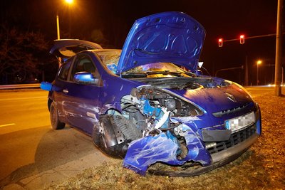 Der Renault nach dem Unfallhergang.