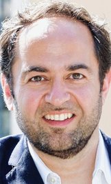 Leo Siberski, der seit der Spielzeit 2017/2018 als Generalmusikdirektor am Theater Plauen-Zwickau tätig ist.