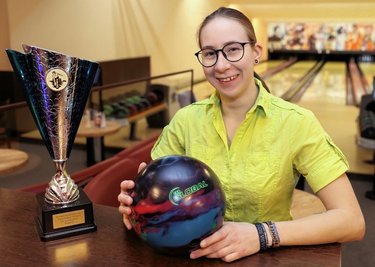 Jenny Schwarz hat 2020 das Neujahrsbowling in Schwarzenberg-Neuwelt gewonnen. Das Turnier in Joe's Freizeithallen nimmt nach der Corona-Zwangspause am kommenden Sonnabend wieder Fahrt auf. Die Titelverteidigerin will sich den Pokal erneut sichern. 