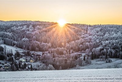 Wer am Dienstag den Sonnenaufgang beobachten konnte, erlebte ein märchenhaftes Erzgebirge.