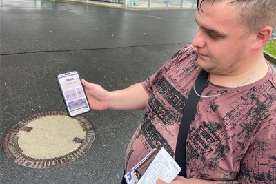 Kevin Franke (26) versuchte sich am Donnerstag in der Warteschlange parallel mit dem Smartphone in das Onlineticket-System einzuwählen. Auch um 10.18 Uhr ohne Erfolg.